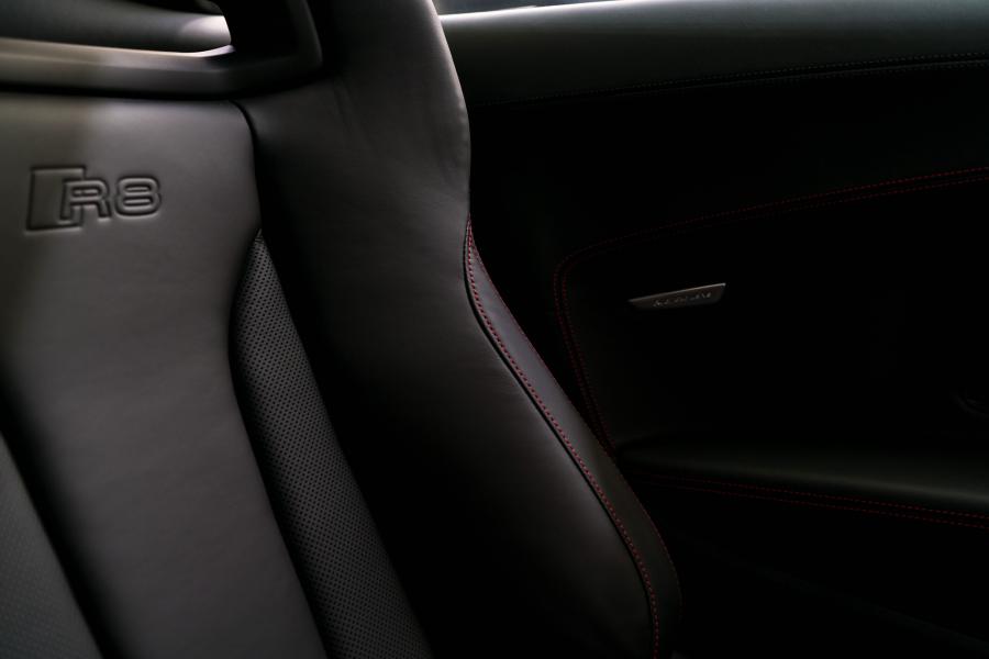 Детали интерьера Audi R8 V10 plus Coupe Competition Package 2018 года  (NA) (фото 8 из 11)